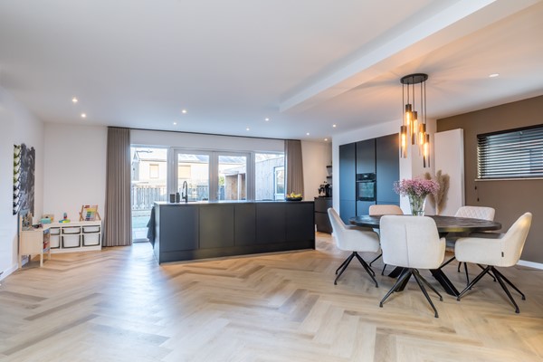 Foto - Te koop: Instapklare gemoderniseerde geschakelde 2 onder 1 kap woning met aanbouw, 3 slaapkamers, garage en een tuin in Voerendaal